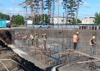Власти рассказали, как идет строительство поликлиники в Екатеринославке