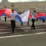 Огромный триколор развернули на Дворцовой в преддверии Дня флага России