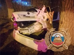 "Фольксваген" врезался в дерево. Водитель в больнице