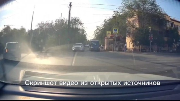 Синий автобус выехал на встречку в Астрахани Синий автобус выехал на встречку в Астрахани