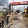 В Якутске из-за ливня разрушился край дорожного полотна с тротуаром