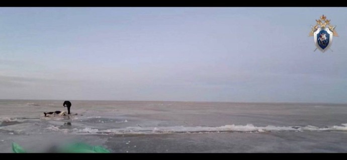 Трагедия в Приморье: машина с рыбаками ушла под лёд на озере Ханка