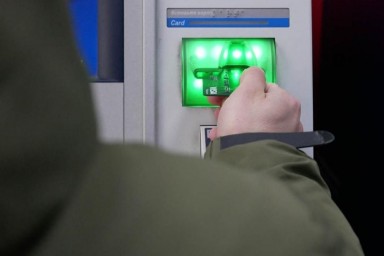 Новые правила снятия наличных с банковских карт вступают в силу