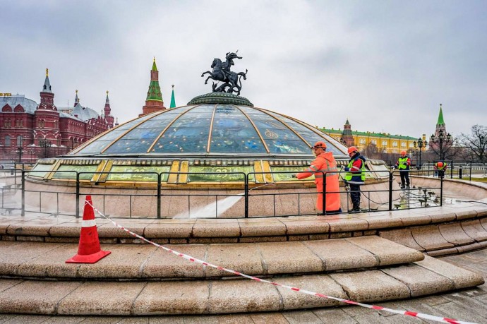 Комплекс фонтанов на Манежной площади очистили и промыли накануне зимы