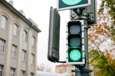 Для безопасности на дорогах в Москве продолжают устанавливать малые дублирующие светофоры