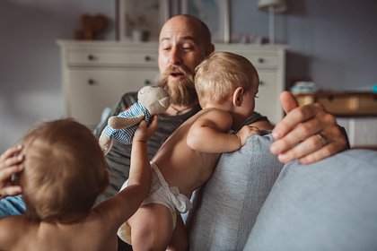 В обществе появился феномен латте-пап. Кто это такие и почему о них мечтают женщины во всем мире?