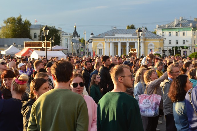 Костромичам пришлось ждать веселья на патриотическом фестивале 40 минут