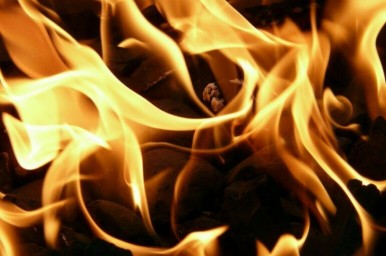 В Каменске-Шахтинском загорелись дома после падения обломков беспилотников