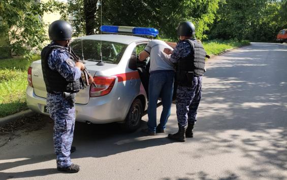 В Курске росгвардейцы задержали грабителя, напавшего на женщину в парке