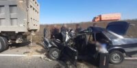 В Астрахани уходивший от лобового столкновения водитель протаранил столб