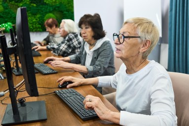 В 11 центрах московского долголетия открылся курс по обучению работе с соцсетями