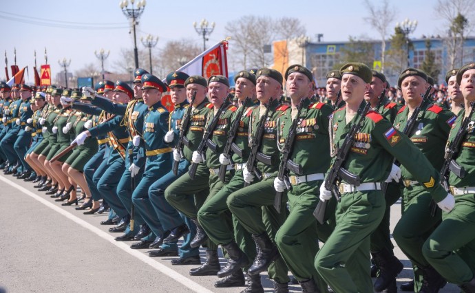 Военный парад собрал тысячи жителей и гостей Южно-Сахалинска