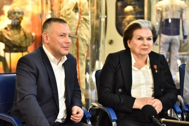 Михаил Евраев вручил скульптуру чайки Валентине Терешковой