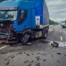 В Смоленской области грузовик врезался в ограждение на трассе М-1