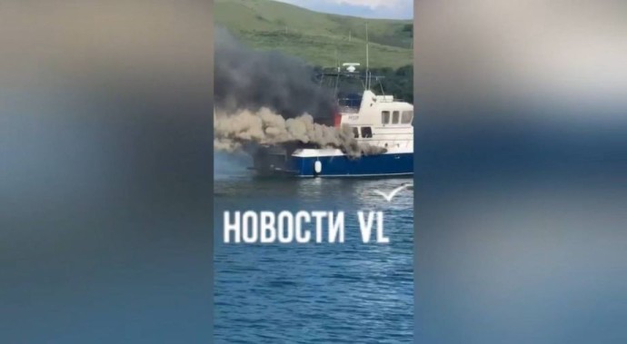 «Прыгали в воду, пытаясь спастись»: катер с людьми загорелся в Хасанском районе