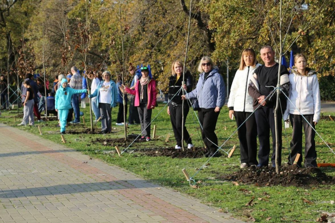В Геленджике заложили новую аллею в честь 29 участников Великой Отечественной войны в рамках экопроекта «Дерево нашей семьи» В Геленджике заложили новую аллею в честь 29 участников Великой Отечественной войны в рамках экопроекта «Дерево нашей семьи»