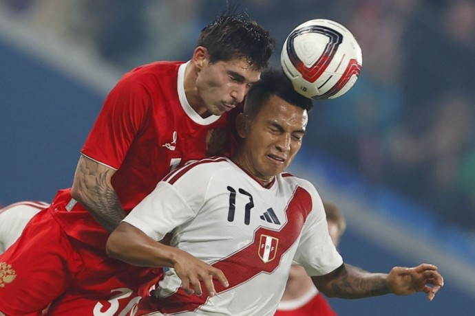 Карпин назвал защитника сборной России, который получил травму в матче против Перу Карпин назвал защитника сборной России, который получил травму в матче против Перу