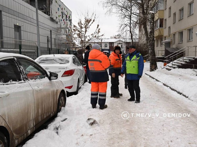 Три бригады спасателей и коммунальщиков вызвали на место атаки ВСУ в Белгороде