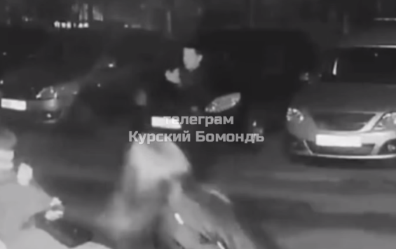 В Курске пьяный мужчина размахивал оружием и пугал прохожих В Курске пьяный мужчина размахивал оружием и пугал прохожих