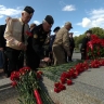 На Пискаревском кладбище прошла церемония возложения цветов в День окончания Ленинградской битвы