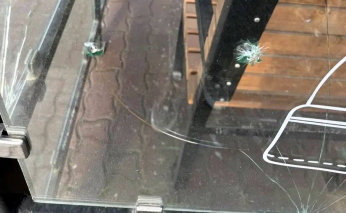 В Корсакове разбили уже третью остановку - вандалов ищут В Корсакове разбили уже третью остановку - вандалов ищут