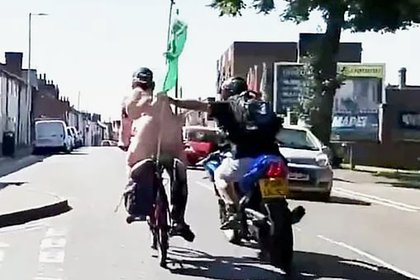 Мотоциклист напал на голого велосипедиста и отрезал кусок уха полицейскому