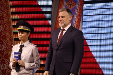 В День народного единства в Якутске юным якутянам вручили первые паспорта