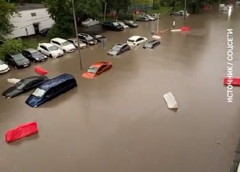 Машины «поплыли» по Москве после сильного ливня