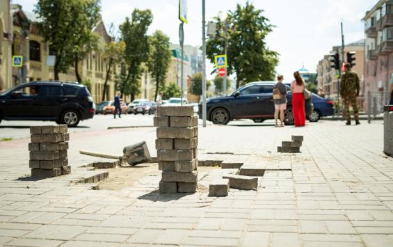 В центре Курска началась перекладка тротуарной плитки на улице Ленина