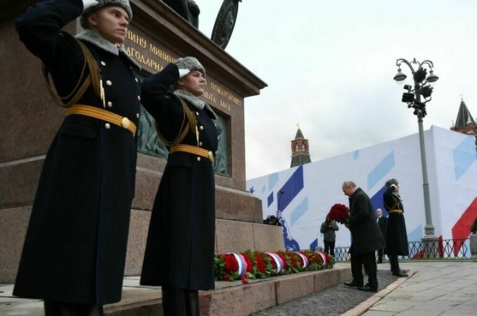 Путин возложил цветы к памятнику Минину и Пожарскому на Красной площади Путин возложил цветы к памятнику Минину и Пожарскому на Красной площади