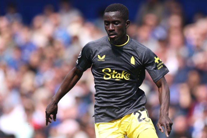 Полузащитника "Эвертона" удалили после пощёчины одноклубнику во время матча Полузащитника "Эвертона" удалили после пощёчины одноклубнику во время матча