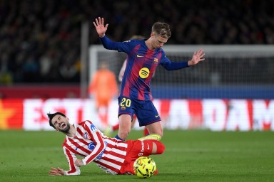 Левандовский кошмарно пробил пенальти, но "Барселона" всё равно победила "Атлетико"