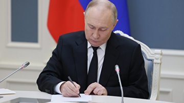 Списание кредитов и сверхурочный труд: Путин подписал ряд федеральных законов