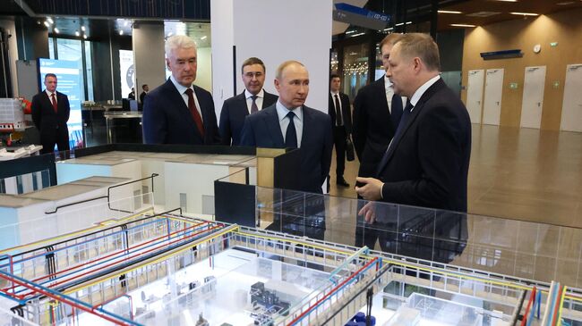 Путин оставил подпись на инженерной каске в МГТУ имени Баумана