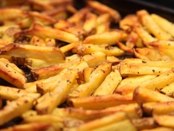 Тщательная сушка картофеля перед духовкой создает хрустящую корку — кулинары