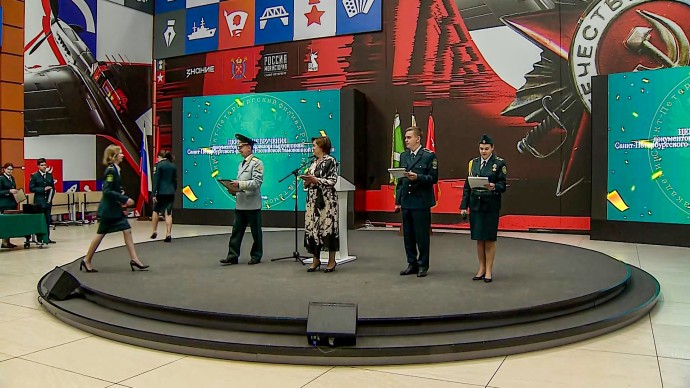 Выпускникам петербургского филиала Российской таможенной академии вручили дипломы