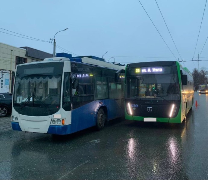 В Кирове столкнулись автобус и троллейбус