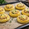 Корочка золотится, как закат: картофельные ватрушки с мясом покоряют своим вкусом
