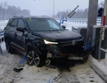 В Уфе водитель Changan врезался в бетонный блок