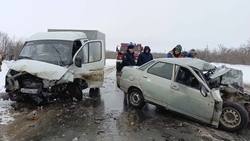 В лобовом столкновении с грузовиком погиб водитель "десятки"