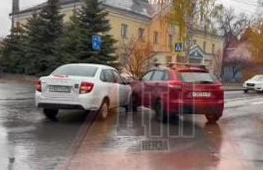 В Пензе из-за ДТП осложнено движение на двух центральных улицах В Пензе из-за ДТП осложнено движение на двух центральных улицах