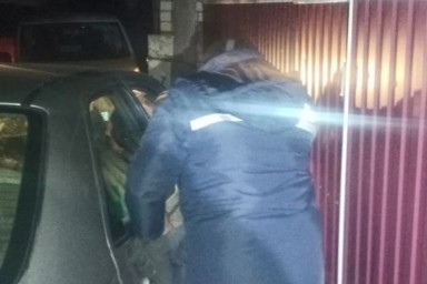 В Ростовской области спасли женщину, зажатую к забору машиной