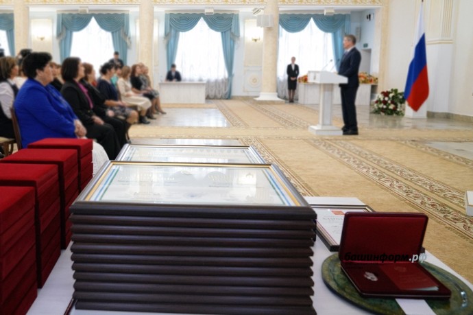 Глава Башкирии наградил лучших работников промышленности госнаградами