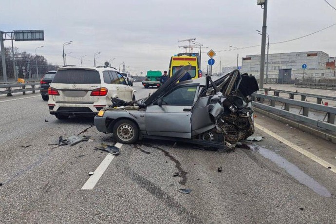 На северо-востоке Москвы столкнулись Mercedes и ВАЗ, есть погибшая На северо-востоке Москвы столкнулись Mercedes и ВАЗ, есть погибшая