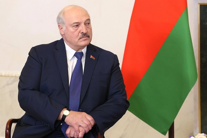 Еще как-то держимся: Лукашенко призвал молиться на белорусскую власть