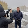 Долгожданный и необходимый для жителей объект: депутат горсовета Роман Гуща проконтролировал ход строительства тротуара к новой поликлинике в Новосибирске