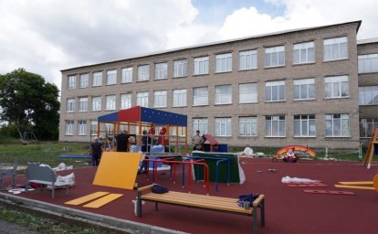 Сахалинская область подарила детям из Шахтерска в ДНР новую игровую площадку