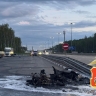 Легковушка влетела в отбойник и загорелась на трассе в Подмосковье