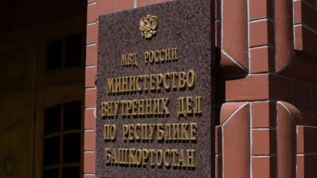 В Башкирии водитель провез полицейского на капоте