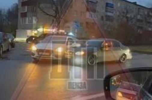 На улице Мира в Пензе столкнулись две легковушки, движение осложнено На улице Мира в Пензе столкнулись две легковушки, движение осложнено